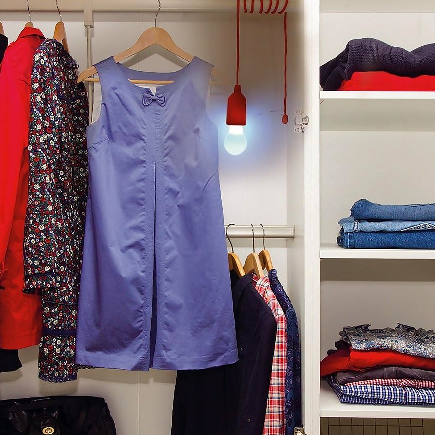 LED Pull Cord Light Bulb – Hanging Drawstring LED Light, Portable Battery-Powered Pendant Lamp, Black Frame (1 Pc)